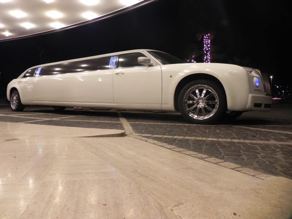 elegante limousine da noleggiare per eventi a Roma con Bcool luxury limousine