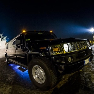 Hummer limousine nero con neon sotto scocca illuminati adibito al noleggio su Roma