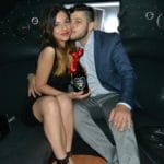Coppia festeggia ricorrenza in limousine con sorpresa bottiglia swarovski a forma di cuore