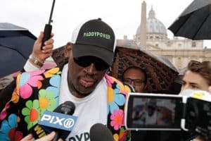 Dennis Rodman a Roma fa il tifo per il Papa nero!