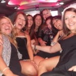 Party di addio al celibato con donne che si divertono nella limousine a Roma