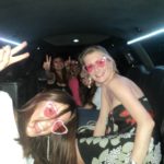 Ragazze a bordo della limousine festeggiano sorridenti