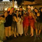 Ragazze indossano gadget durante sosta in limousine a San Pietro