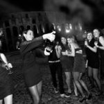 Ragazze stappano bottiglia durante festa in limousine al Colosseo