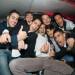 Ragazzi festeggiano compleanno nella limousine Hummer