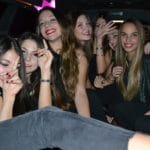 Ragazze si divertono nella limousine